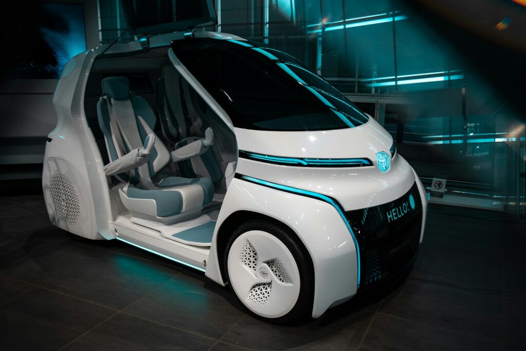 Automóvil eléctrico moderno de alto rendimiento presentado en un entorno tecnológico