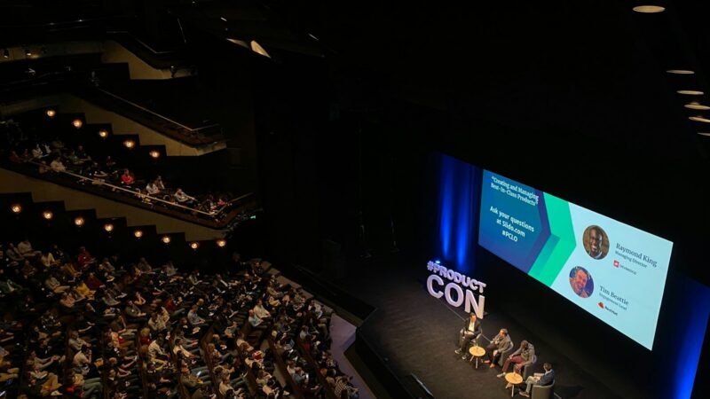Auditorio durante una conferencia sobre política y elecciones en Colombia