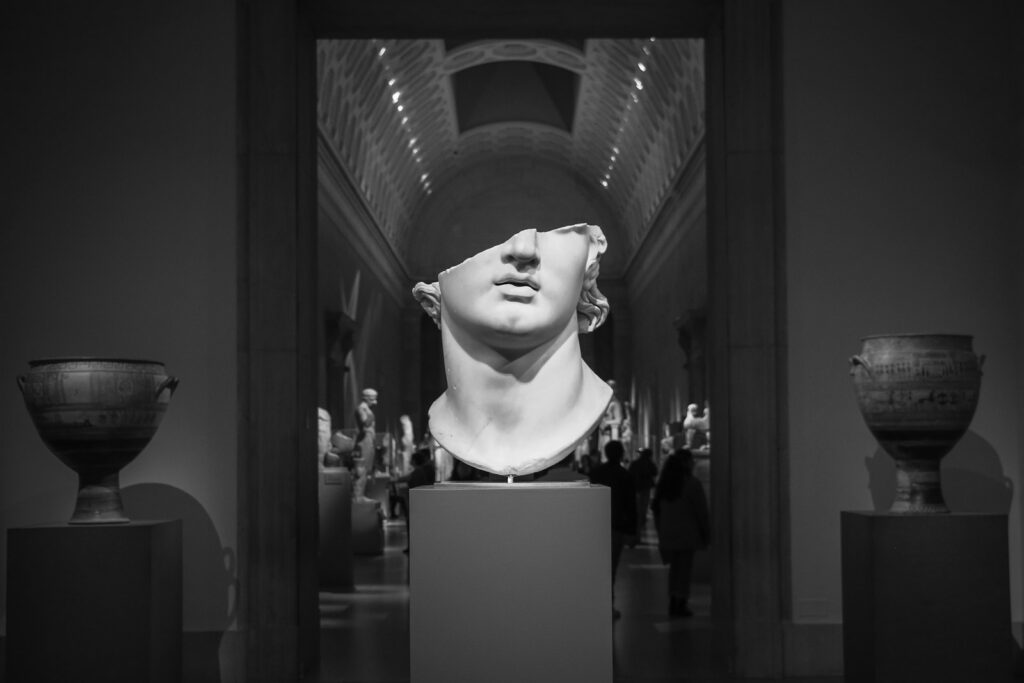 Interior de un museo histórico con piezas de exposición y espacios dedicados a la memoria nacional