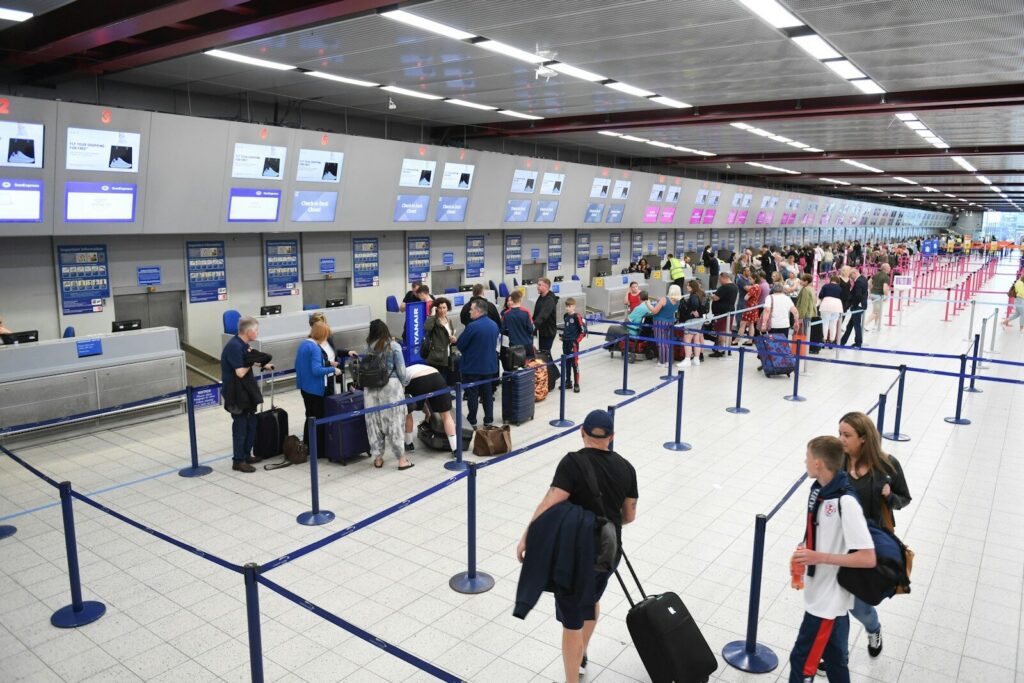 Viajeros en la terminal de un aeropuerto durante una jornada de alta movilidad