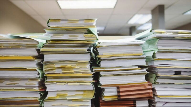 Documentos financieros y una calculadora sobre un escritorio durante una revisión contable