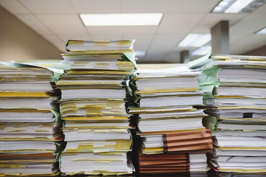 Documentos y calculadora sobre una mesa de trabajo relacionados con la planificación pensional