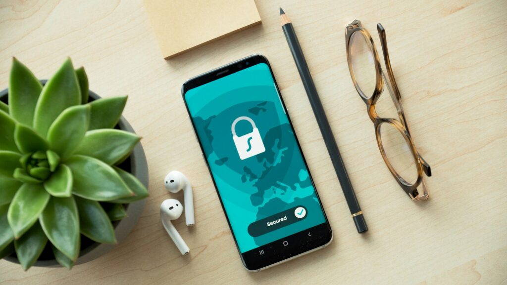 Persona revisando una alerta de seguridad en un dispositivo durante una operación bancaria digital