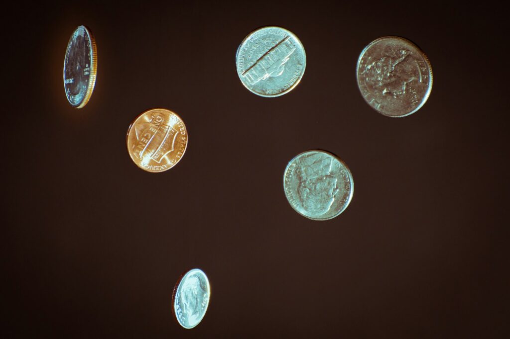Billetes de dólar y monedas como representación del comportamiento del mercado cambiario