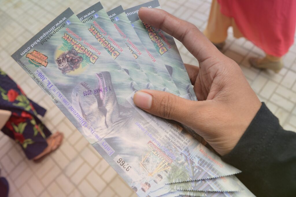 Billete de lotería junto a números ganadores y elementos de celebración