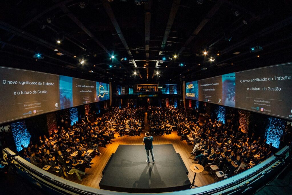 Asistentes participan en un congreso empresarial, una actividad relacionada con la industria de reuniones y el turismo de negocios.