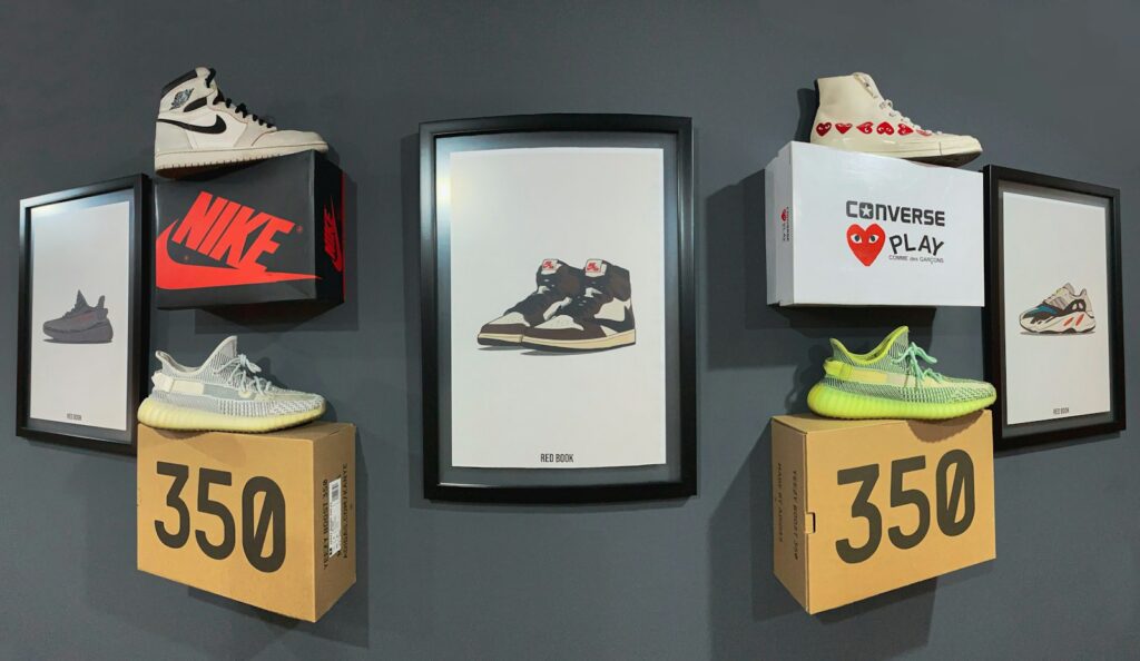 Calzado deportivo y de moda premium exhibido en una tienda especializada de Bogotá