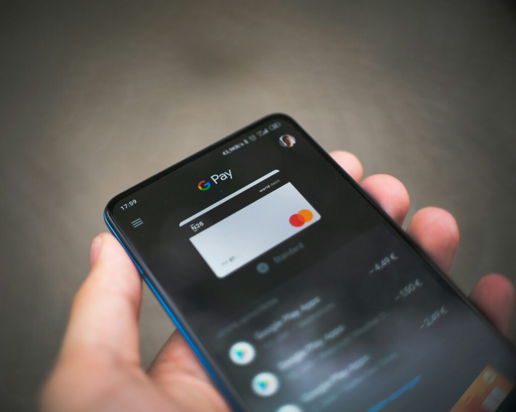 Persona revisando el pago de una factura de servicios públicos en un teléfono