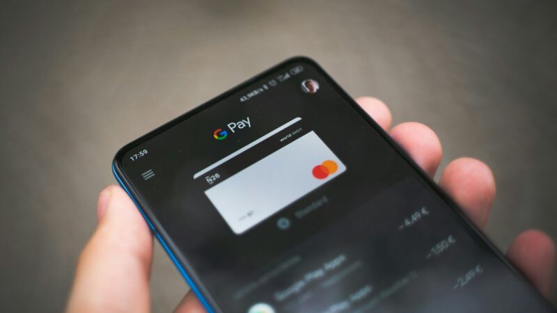 Persona revisando el pago de una factura de servicios públicos en un teléfono