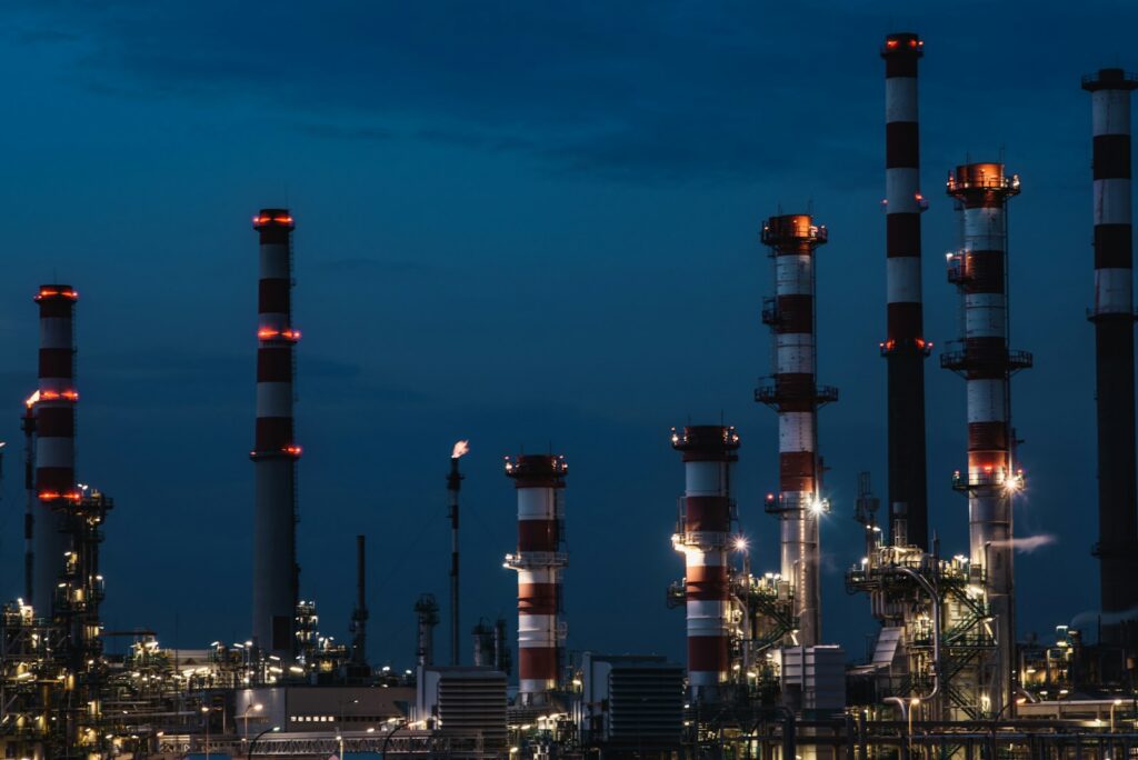 Instalaciones industriales asociadas al almacenamiento y procesamiento de gas natural