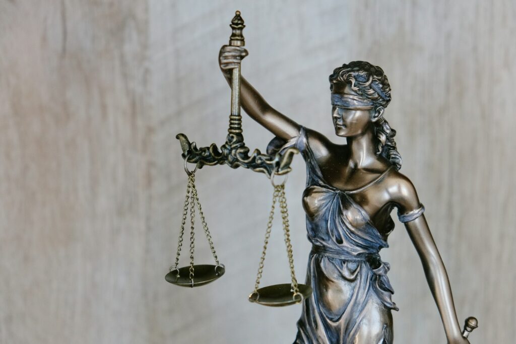 Representación de un proceso judicial internacional relacionado con acusaciones de lavado de dinero