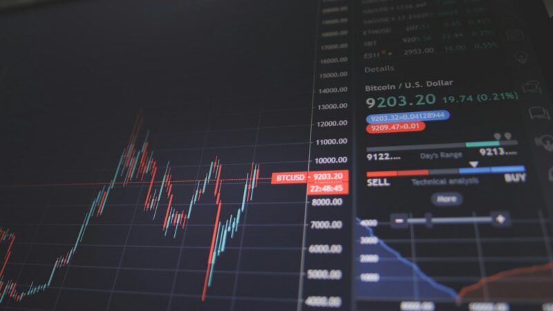 Pantallas con información bursátil y movimientos del mercado financiero
