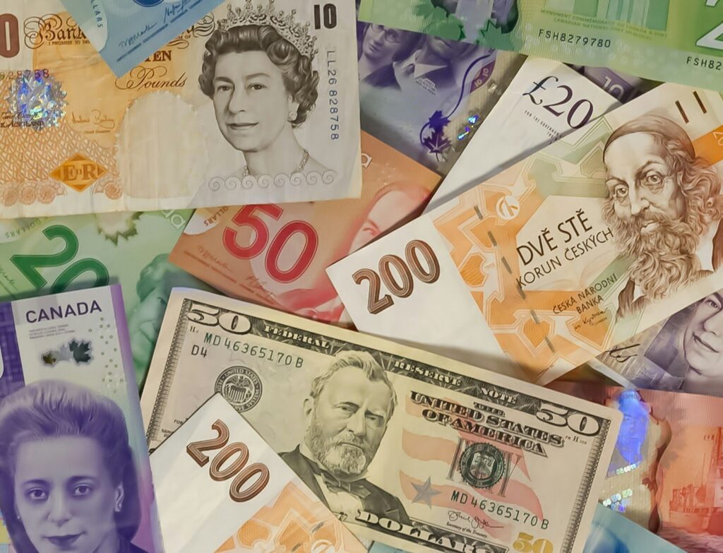 Billetes y calculadora sobre una superficie de trabajo para representar el comportamiento de los precios y la inflación