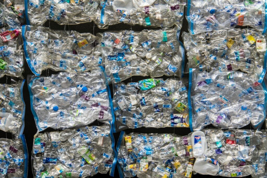Botellas de PET en un proceso industrial de reciclaje para producir resina reutilizable