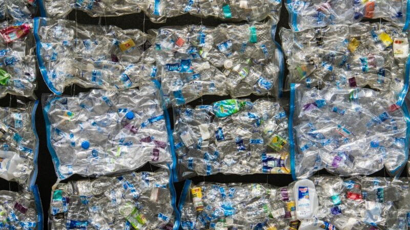 Botellas de PET en un proceso industrial de reciclaje para producir resina reutilizable