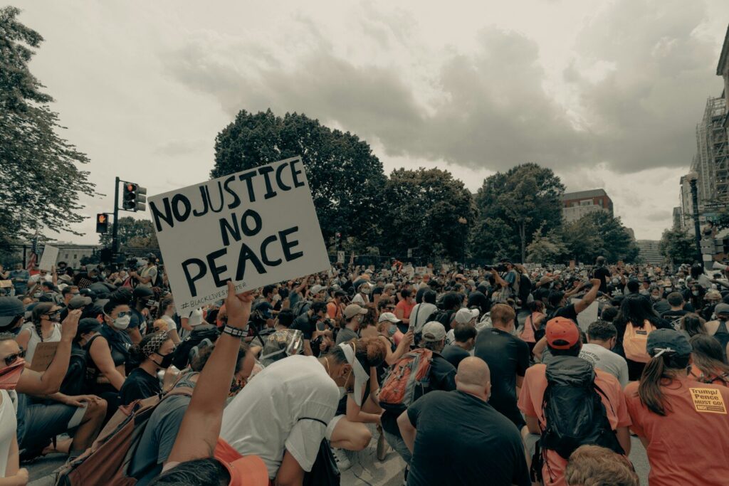 Manifestantes y policías durante una movilización pública