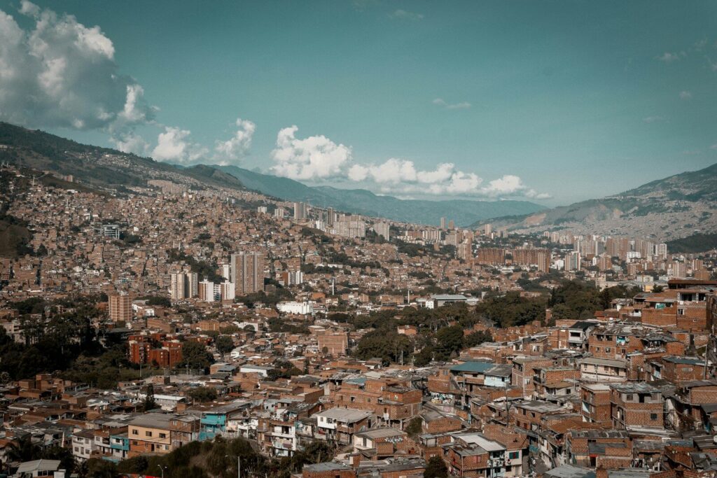 Vista panorámica de la ciudad de Medellín rodeada de montañas