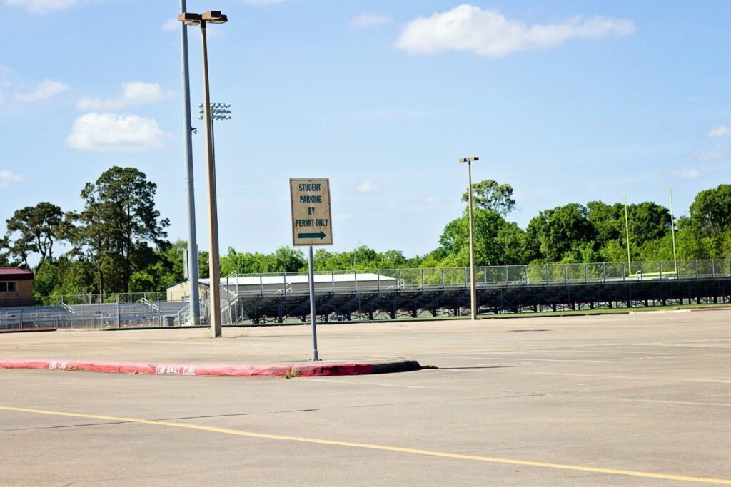 Entrada de un parqueadero ubicado junto a un complejo deportivo