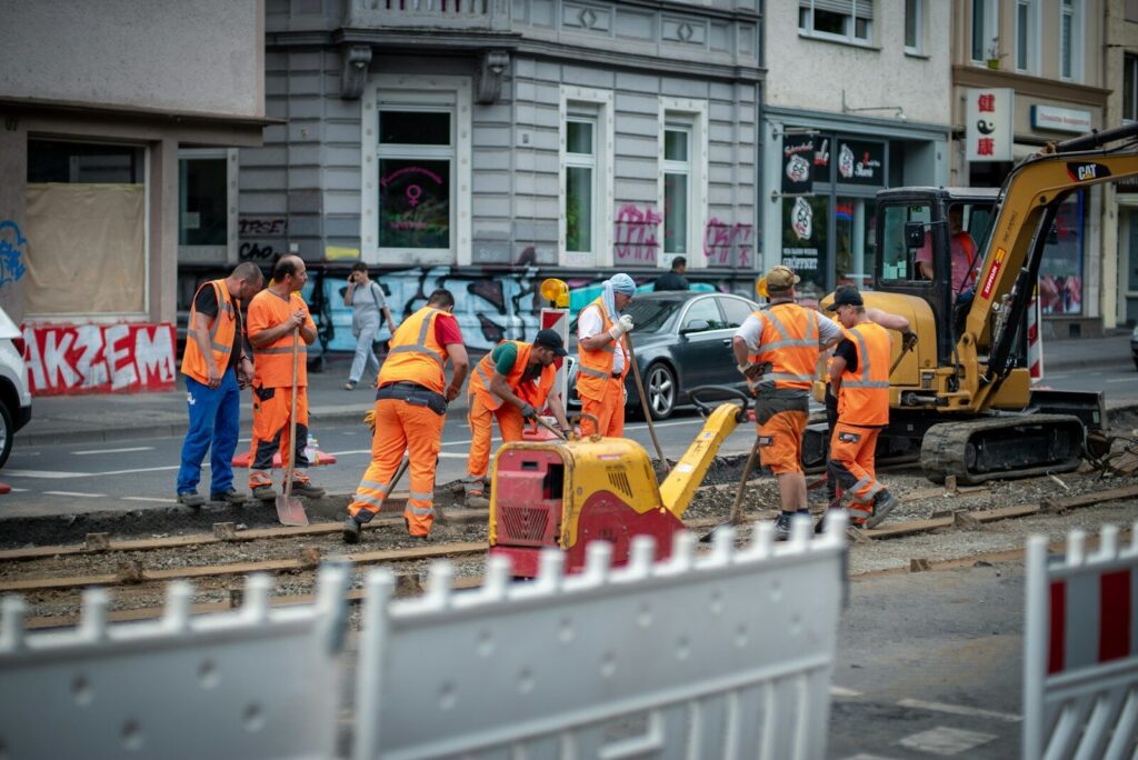 Trabajos de reconstrucción en una zona afectada por un terremoto