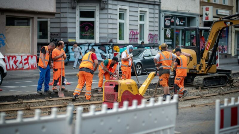 Trabajos de reconstrucción en una zona afectada por un terremoto