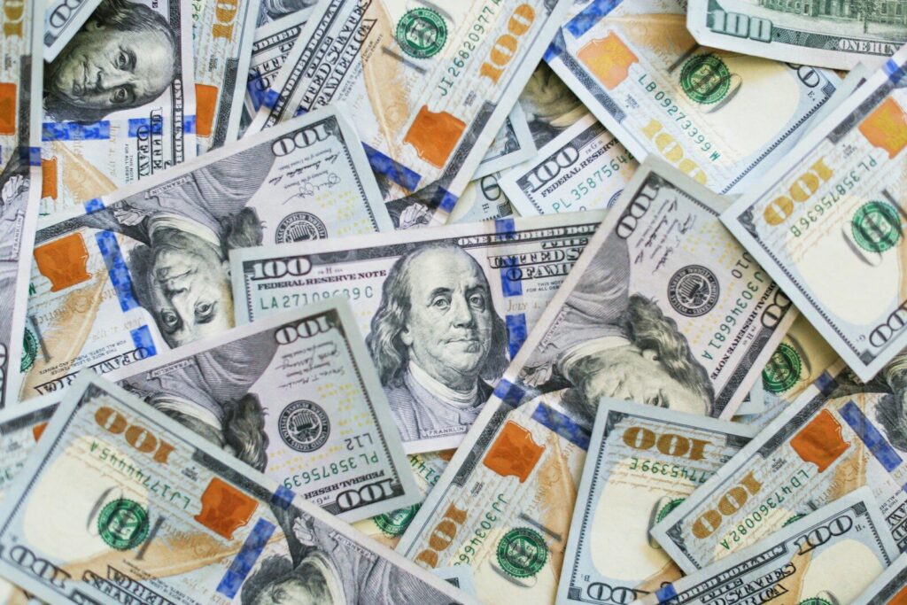 Billetes y monedas asociados con el ahorro y las inversiones financieras