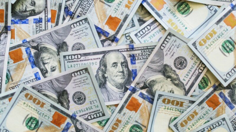 Billetes y monedas asociados con el ahorro y las inversiones financieras