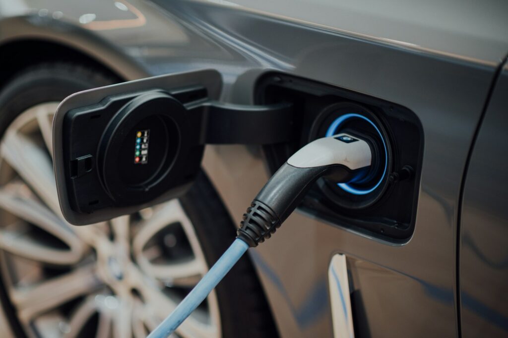 Vehículo eléctrico conectado a una estación de carga, imagen representativa del crecimiento de la movilidad eléctrica