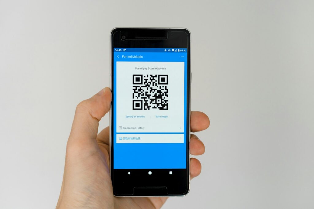 Persona realizando un pago digital con código QR en un comercio