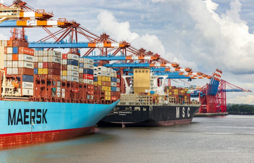 Grúas y contenedores en una terminal portuaria de Buenaventura