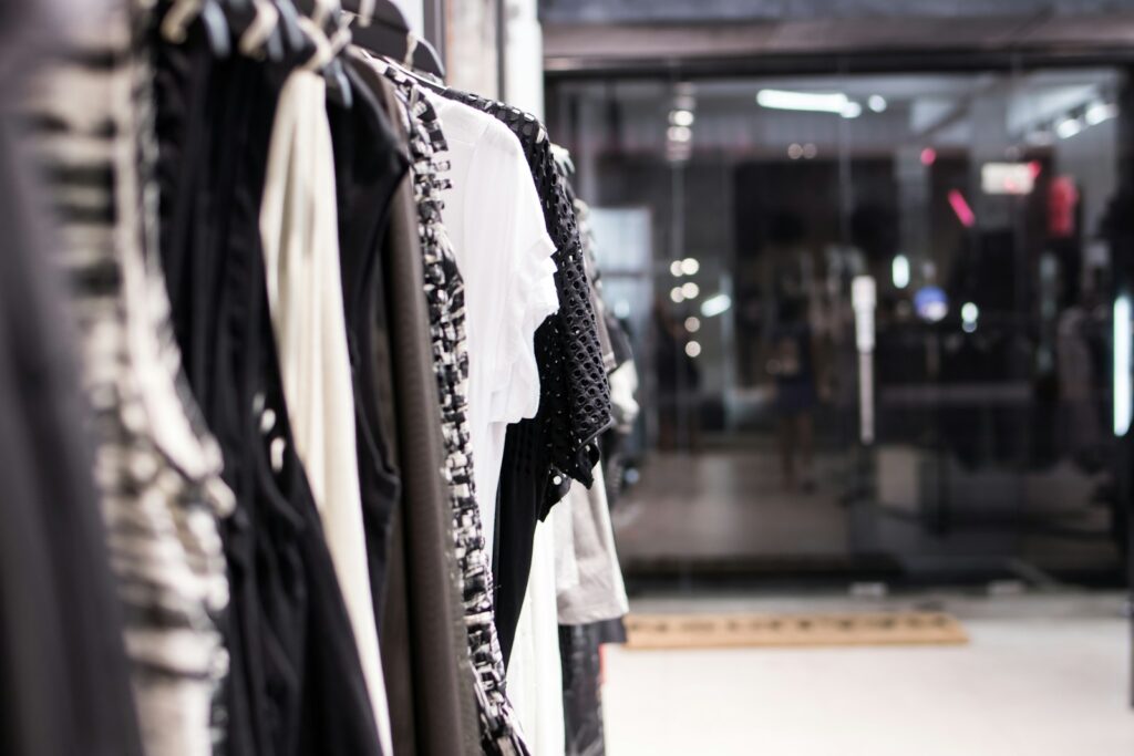 Interior de una tienda de moda con prendas exhibidas para clientes