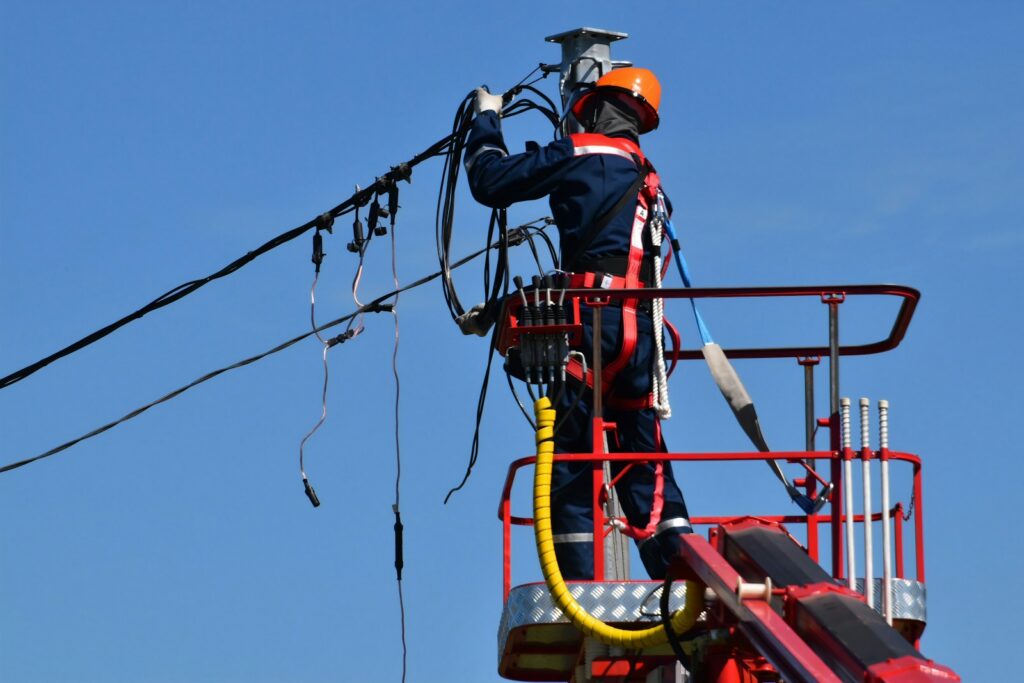 Personal técnico realiza trabajos de mantenimiento en una red de distribución eléctrica.