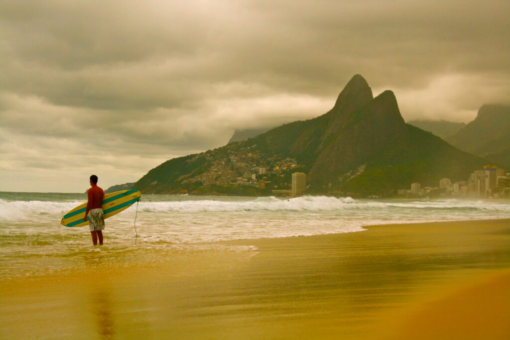 Paisaje brasileño que representa las opciones de playa, naturaleza y turismo cultural del país