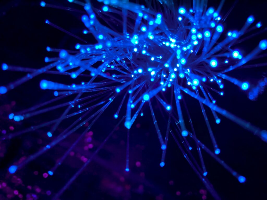 Cables de fibra óptica, la red que ya conecta a más de la mitad de los hogares con internet fijo en Colombia