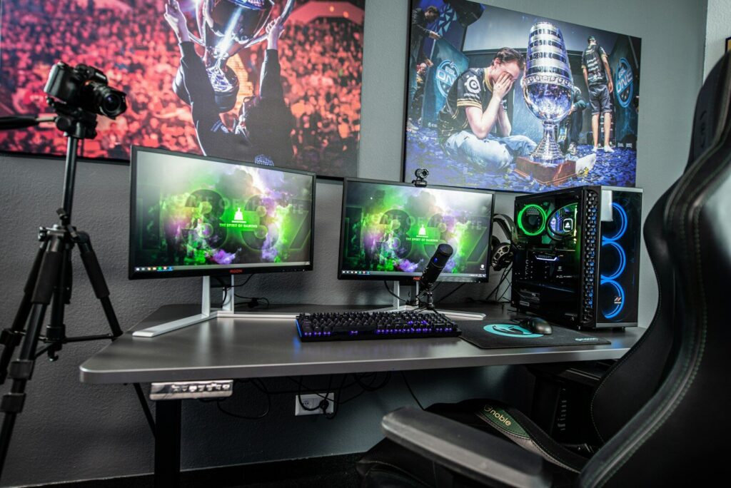 Portátil gaming junto a un monitor y audífonos en una estación de juego