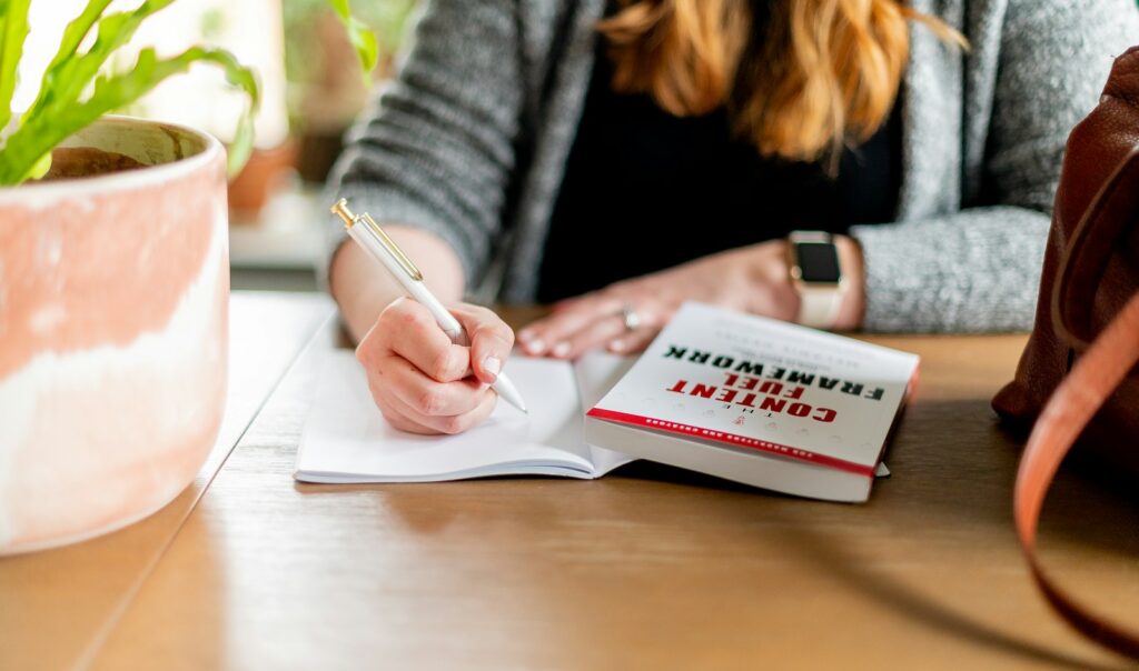 Escritora trabajando rodeada de libros y documentos para construir una novela histórica