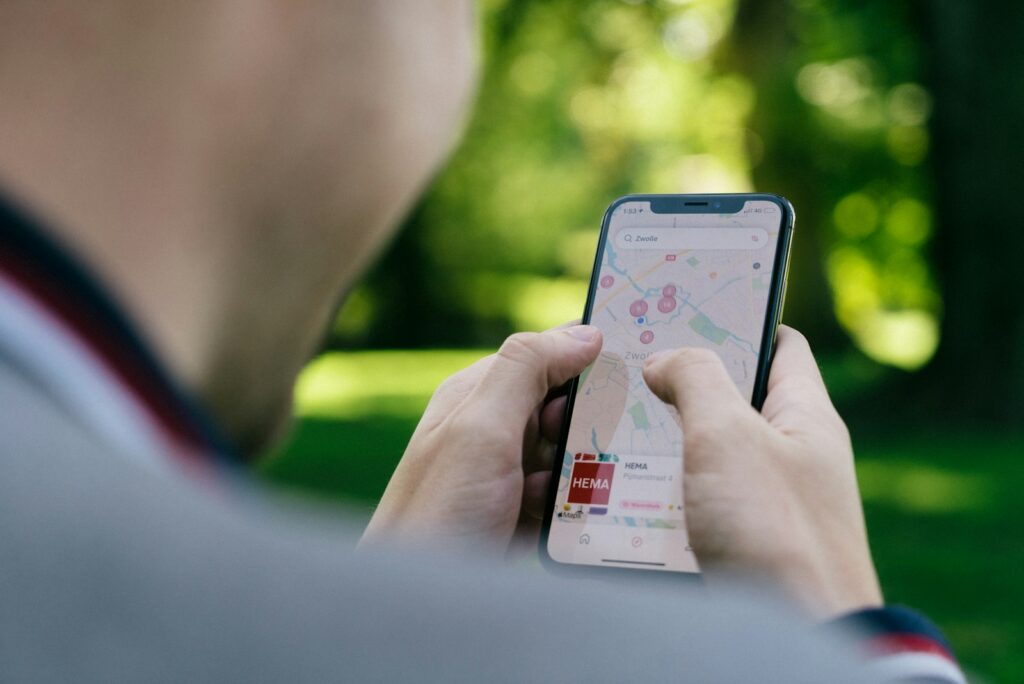 Persona utiliza un teléfono para buscar lugares y actividades en un mapa
