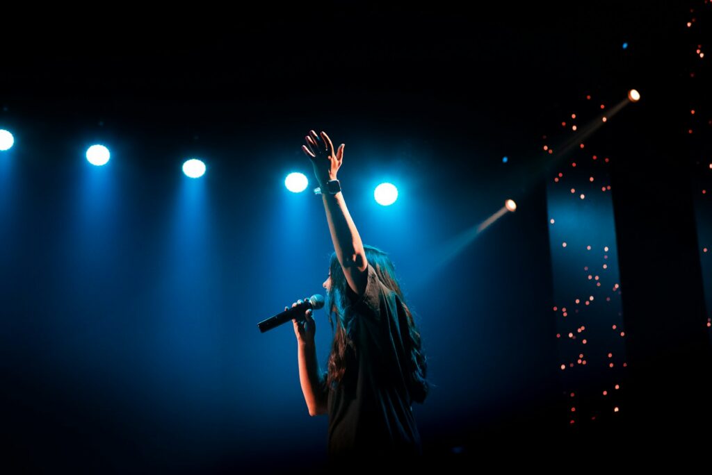 Piero durante una presentación musical en un escenario.