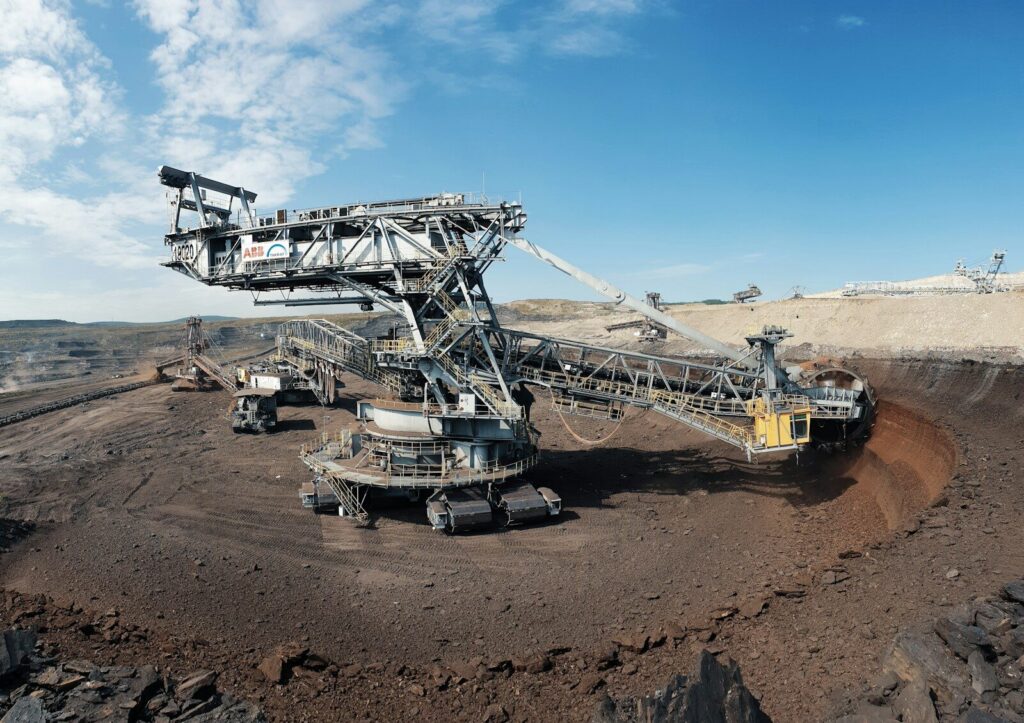 Muestras de minerales y materiales asociados a la extracción de tierras raras
