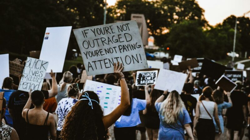 Personas participan en una manifestación pacífica en una calle de una ciudad