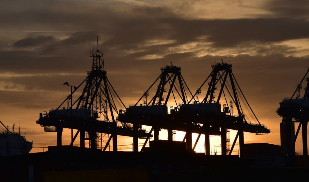 Carbón térmico almacenado en una zona industrial cercana a un terminal de exportación