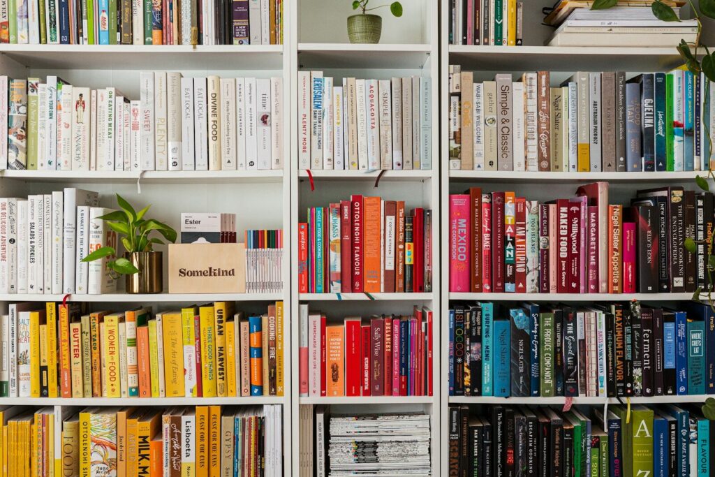 Libros organizados en una librería como representación del negocio editorial de Grupo Planeta