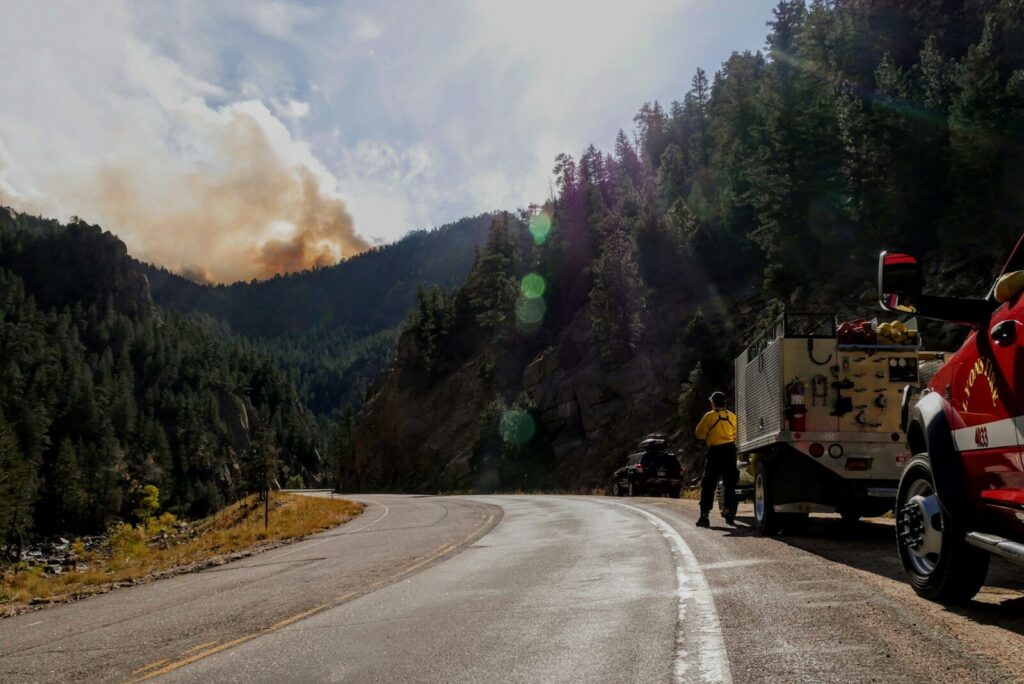 Bomberos trabajan en la atención de un incendio forestal durante una emergencia