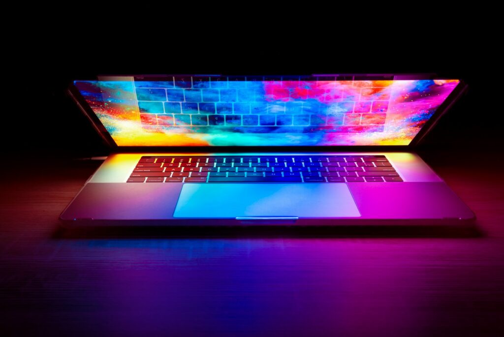 Computador con elementos visuales asociados a ciberseguridad y publicidad digital