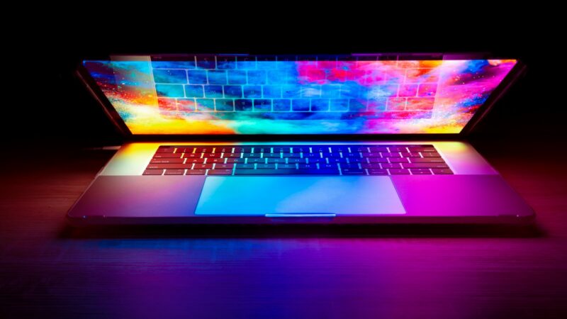 Computador con elementos visuales asociados a ciberseguridad y publicidad digital