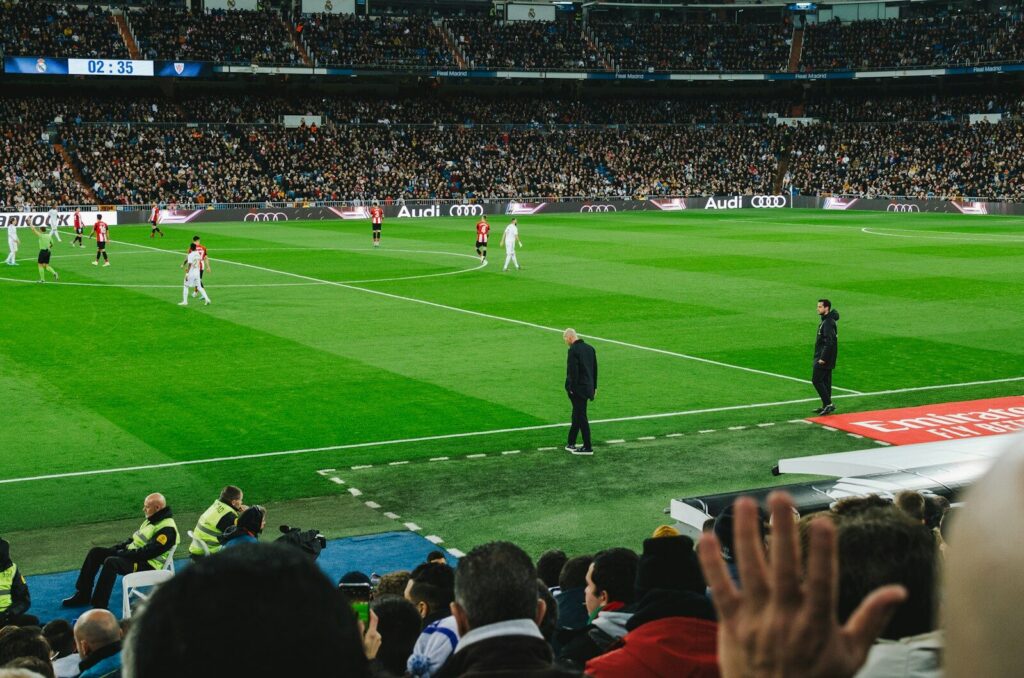 Árbitro de fútbol en el campo durante un partido