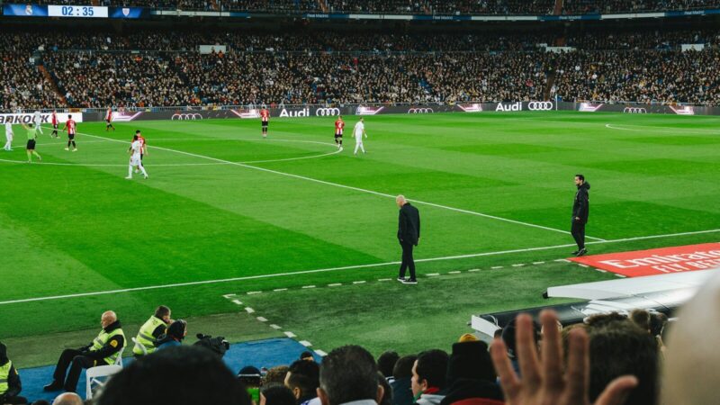 Árbitro de fútbol en el campo durante un partido