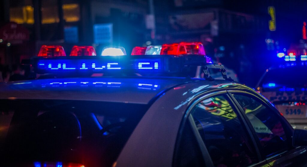 Patrulla policial en una zona urbana como referencia a la lucha contra la extorsión