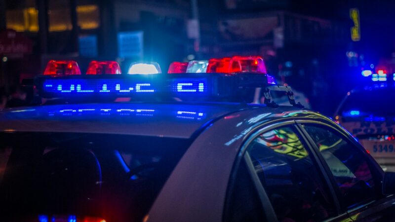 Patrulla policial en una zona urbana como referencia a la lucha contra la extorsión