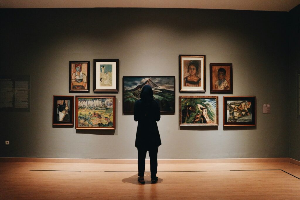 Sala de museo con obras de arte colombiano exhibidas para el público