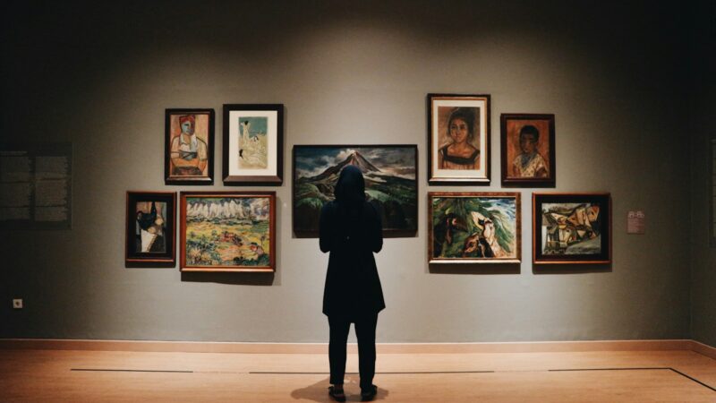 Sala de museo con obras de arte colombiano exhibidas para el público